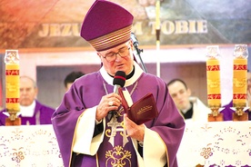 ▼	Biskup płocki, który przewodniczył Mszy św. i wygłosił homilię, dziękował też za misję płockiego sanktuarium.