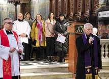 ▲	Na zakończenie bp Piotr Libera udzielił wszystkim błogosławieństwa.