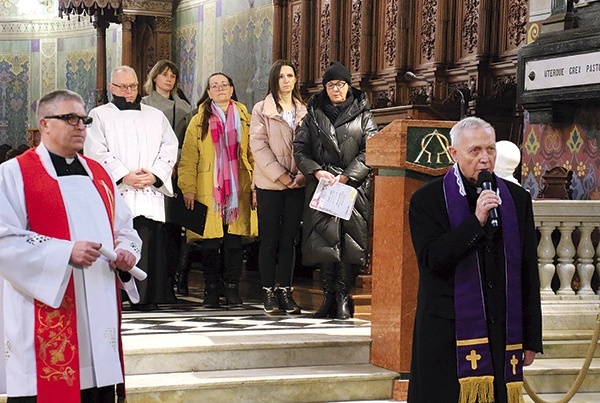 ▲	Na zakończenie bp Piotr Libera udzielił wszystkim błogosławieństwa.