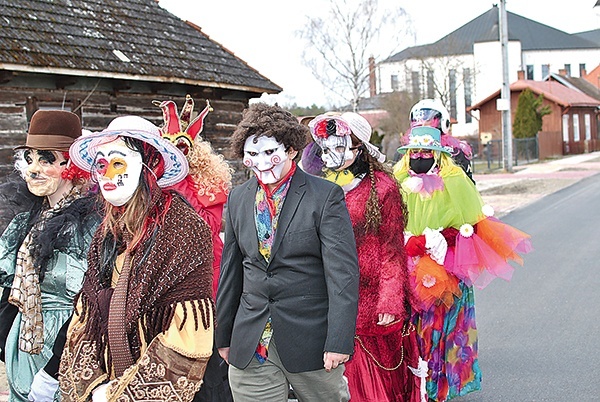 ▲	Kolorowe stroje przyciągają uwagę. 