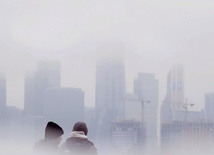 Z Worobiowych Gór widać znikające we mgle biznesowe centrum Moskwy. 
Tego dnia temperatura spadła do -1 stopnia C.
9.02.2023 Moskwa, Rosja