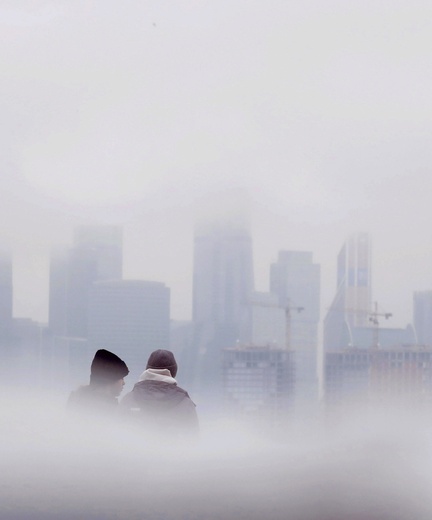 Z Worobiowych Gór widać znikające we mgle biznesowe centrum Moskwy. 
Tego dnia temperatura spadła do -1 stopnia C.
9.02.2023 Moskwa, Rosja