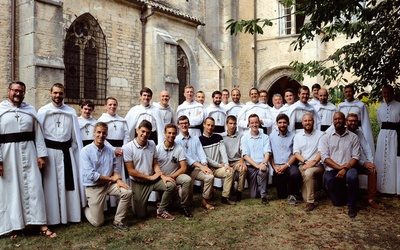 Członkowie Wspólnoty Misjonarzy Miłosierdzia Bożego działającej w diecezji Fréjus-Toulon.