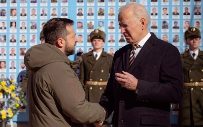Joe Biden w rozmowie z Wołodymyrem Zełenskim przed Murem Pamięci Poległych za Ukrainę w Kijowie 20 lutego 2023 roku.
