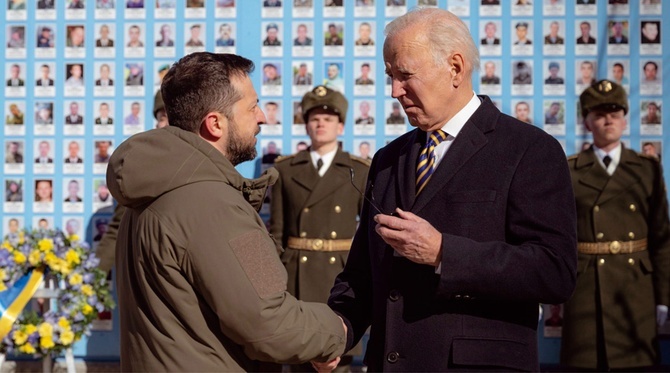 Joe Biden w rozmowie z Wołodymyrem Zełenskim przed Murem Pamięci Poległych za Ukrainę w Kijowie 20 lutego 2023 roku.