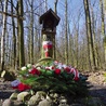 W regionie kutnowskim władze samorządowe i mieszkańcy złożyli kwiaty i znicze przy mogile w lesie w Raciborowie.