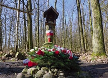 W regionie kutnowskim władze samorządowe i mieszkańcy złożyli kwiaty i znicze przy mogile w lesie w Raciborowie.
