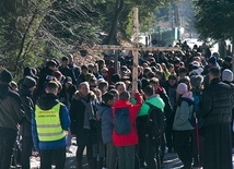 Chętnych do niesienia symbolu męki Pańskiej nie brakowało.