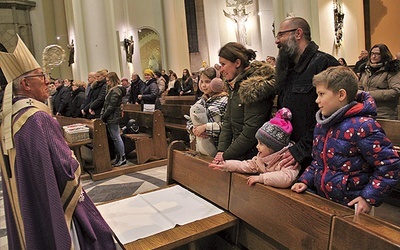 ▲	Arcybiskup z uczestnikami Eucharystii w intencji beatyfikacji.