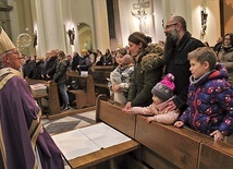 ▲	Arcybiskup z uczestnikami Eucharystii w intencji beatyfikacji.