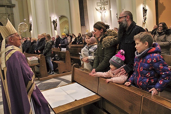 ▲	Arcybiskup z uczestnikami Eucharystii w intencji beatyfikacji.