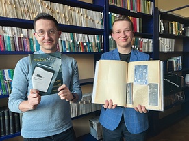 ▲	Dk. Paweł Kaszuba (z lewej) z ostatnią z wydanych edycji i Kamil Brożek z pierwszym zachowanym numerem. 