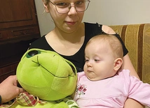 ▲	Dziewczynka z mamą i żółwiem, który został dla niej wylicytowany na Facebooku.