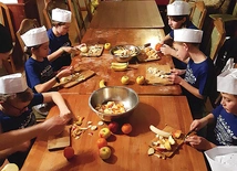 ▲	Przygotowanie sałatki owocowej to też ekscytująca zabawa.