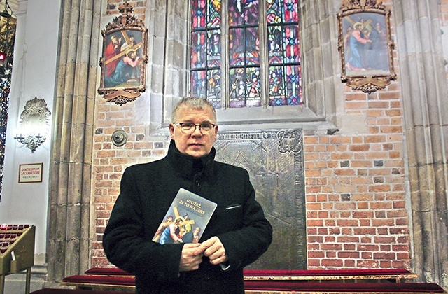 	Proboszcz parafii katedralnej zachęca do modlitwy  wśród oświetlonych stacji drogi krzyżowej.