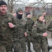 ▲	W Tarnobrzegu pobiegli także wojskowi.