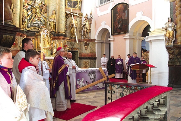 ▲	Rocznicowa Eucharystia w parafii pw. Wniebowzięcia NMP i św. Saternusa.