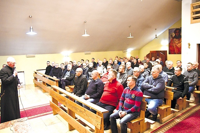 	W naukach wzięło udział ponad 100 mężczyzn z całej diecezji, którzy pierwszego dnia spotkali się ze swoim diecezjalnym opiekunem, ks. Zbigniewem Kobusem.