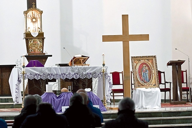 ▲	Jednym z punktów nawiedzenia była adoracja Najświętszego Sakramentu.