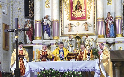 Bp Roman Pindel przewodniczył Mszy św. przed obrazem Pani Kazimierzowskiej.