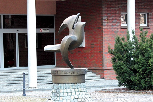 Pomnik Ducha Świętego, upamiętniający wizytę Jana Pawła II w Gliwicach.