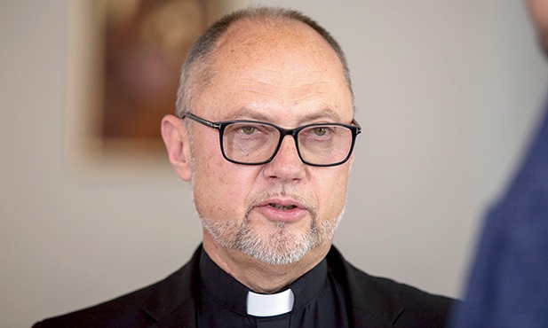 Postulator procesu beatyfikacyjnego i kanonizacyjnego papieża Polaka oraz jego rodziców.