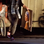 „Dziewczynę z perłą” w Amsterdamie wożą nawet na rowerach.