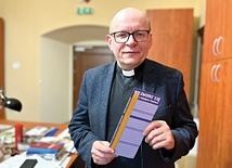 Ksiądz Krzysztof Ora, krajowy duszpasterz Służby Liturgicznej podczas liturgii.  „Poprzez liturgię przemawia i działa sam Bóg. Najważniejsze, aby język liturgii umieć rozszyfrować. Wiedzieć, dlaczego klękam, dlaczego uderzam się w pierś czy robię znak krzyża na czole” – mówi ksiądz Ora