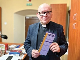 Ksiądz Krzysztof Ora, krajowy duszpasterz Służby Liturgicznej podczas liturgii.  „Poprzez liturgię przemawia i działa sam Bóg. Najważniejsze, aby język liturgii umieć rozszyfrować. Wiedzieć, dlaczego klękam, dlaczego uderzam się w pierś czy robię znak krzyża na czole” – mówi ksiądz Ora