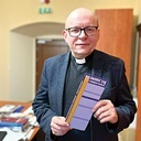 Ksiądz Krzysztof Ora, krajowy duszpasterz Służby Liturgicznej podczas liturgii.  „Poprzez liturgię przemawia i działa sam Bóg. Najważniejsze, aby język liturgii umieć rozszyfrować. Wiedzieć, dlaczego klękam, dlaczego uderzam się w pierś czy robię znak krzyża na czole” – mówi ksiądz Ora