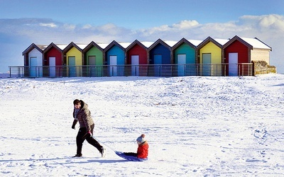 Zabawa na pokrytej śniegiem plaży.
7.03.2023  Blyth, Wielka Brytania