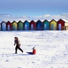 Zabawa na pokrytej śniegiem plaży.
7.03.2023  Blyth, Wielka Brytania