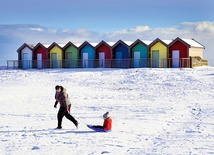 Zabawa na pokrytej śniegiem plaży.
7.03.2023  Blyth, Wielka Brytania