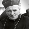 Jan Paweł II zasługuje na solidne badania historyczne, a nie na histeryczną „obronę”