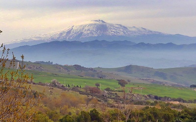 Etna góruje nad drogą łączącą Ennę z Katanią.