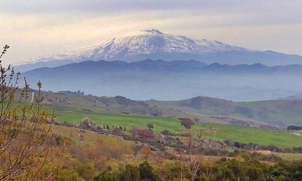 Etna góruje nad drogą łączącą Ennę z Katanią.
