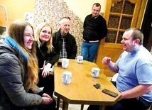 Ks. Jerzy Kajzar (z prawej) z osobami, które już angażują się w pomoc:  dwiema Monikami, Grzegorzem i Tomaszem.