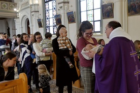 Błogosławieństwo dzieci w czasie tegorocznych rekolekcji.