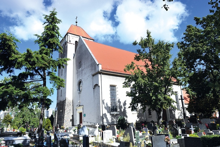 Budowla wznosi się  na wzgórzu nad doliną rzeki Kaczej.