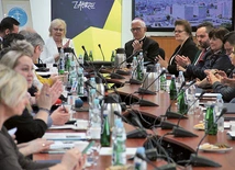 Małgorzata Mańka-Szulik i abp Wiktor Skworc na spotkaniu organizacyjnym MŚR.