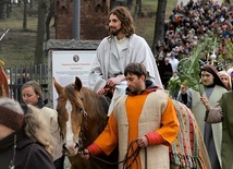 W ubiegłym roku w misterium Niedzieli Palmowej uczestniczyły tłumy piekarzan i mieszkańcy okolic.