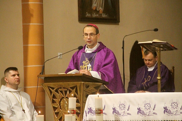 Biskup Maciej Małyga sakrę biskupią przyjął w 2022 r. Ma 43 lata i jest najmłodszym hierarchą w Polsce.