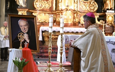 Biskup modlił się przy szczątkach błogosławionego.