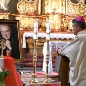 Biskup modlił się przy szczątkach błogosławionego.