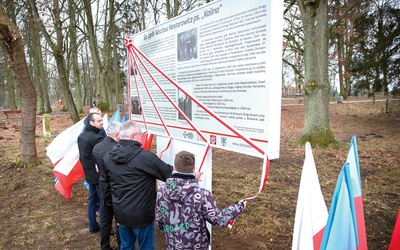 Jednym z elementów przypominających o oficerze jest tablica, która stanęła w miejskim parku.