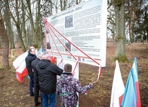 Jednym z elementów przypominających o oficerze jest tablica, która stanęła w miejskim parku.