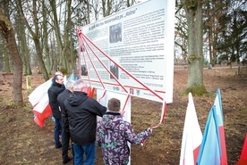 Jednym z elementów przypominających o oficerze jest tablica, która stanęła w miejskim parku.