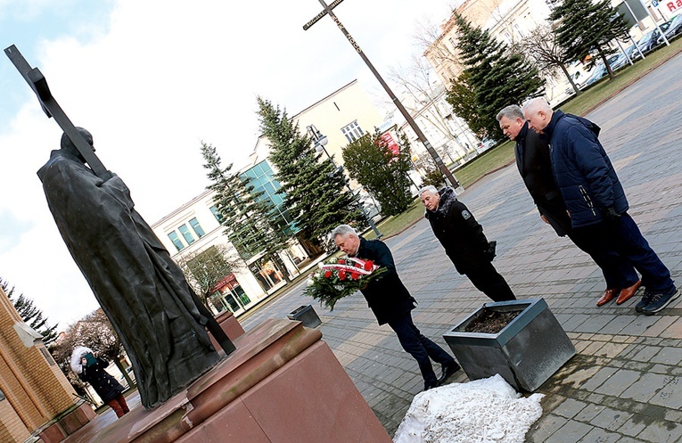 Delegacja PSL przy pomniku papieża Polaka przed radomską katedrą.