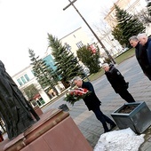 Delegacja PSL przy pomniku papieża Polaka przed radomską katedrą.