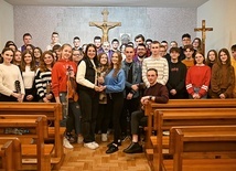 Młodzi i duszpasterze w kaplicy ośrodka.
